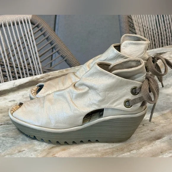 Women’s FLY LONDON Yema ivory pearl leather wedge sandals- Size 36 - Picture 2 of 11